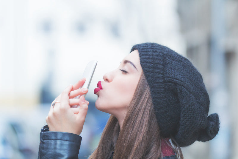 woman-kissing-smartphone