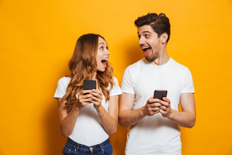 couple-with-smartphones